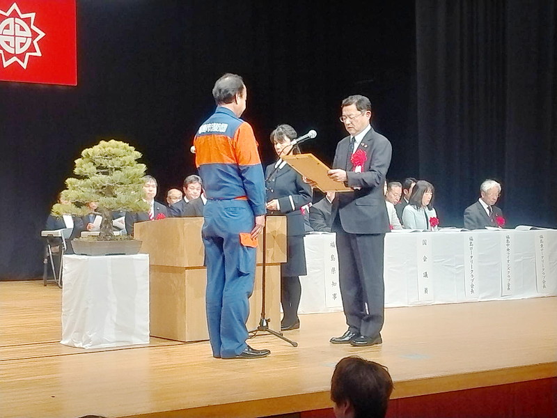 表彰状を授与する加藤会長